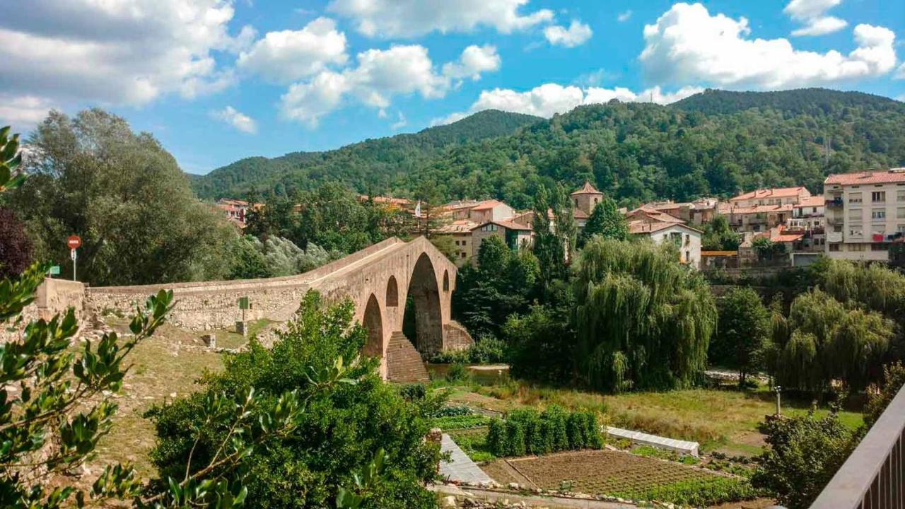 Appartamento Casa Lola - Terraza panorámica en el centro del pueblo Sant Joan de les Abadesses Esterno foto