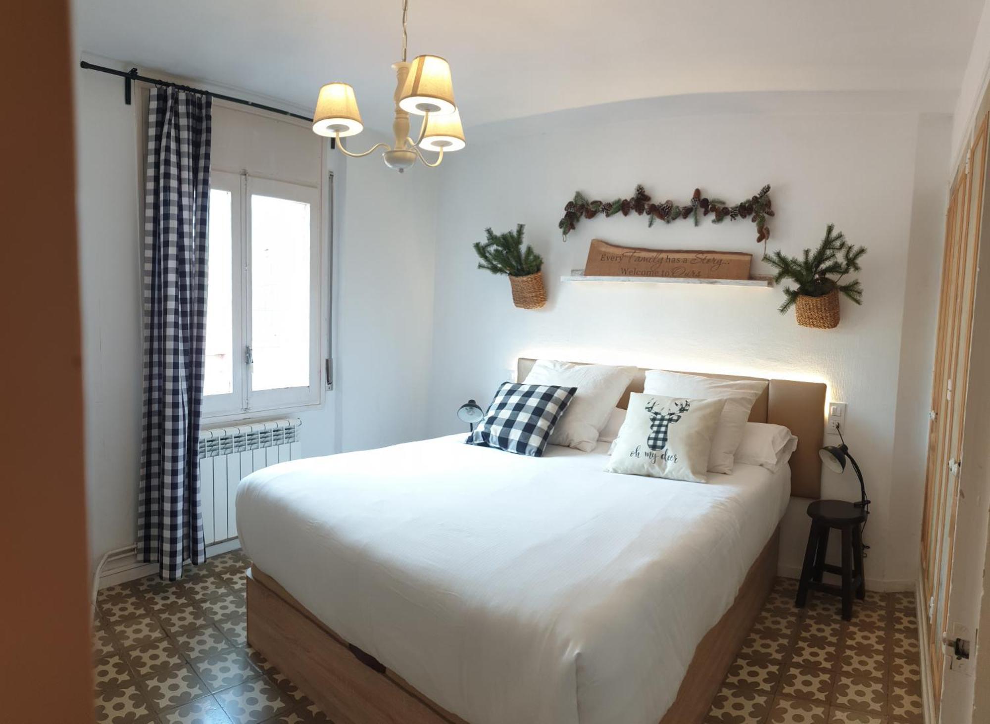 Appartamento Casa Lola - Terraza panorámica en el centro del pueblo Sant Joan de les Abadesses Esterno foto