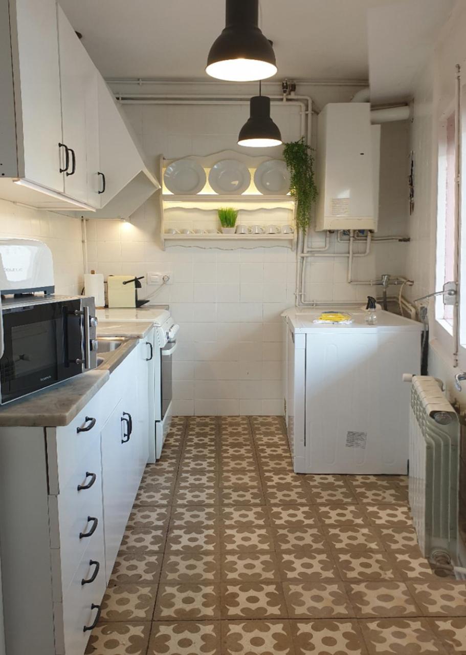 Appartamento Casa Lola - Terraza panorámica en el centro del pueblo Sant Joan de les Abadesses Esterno foto