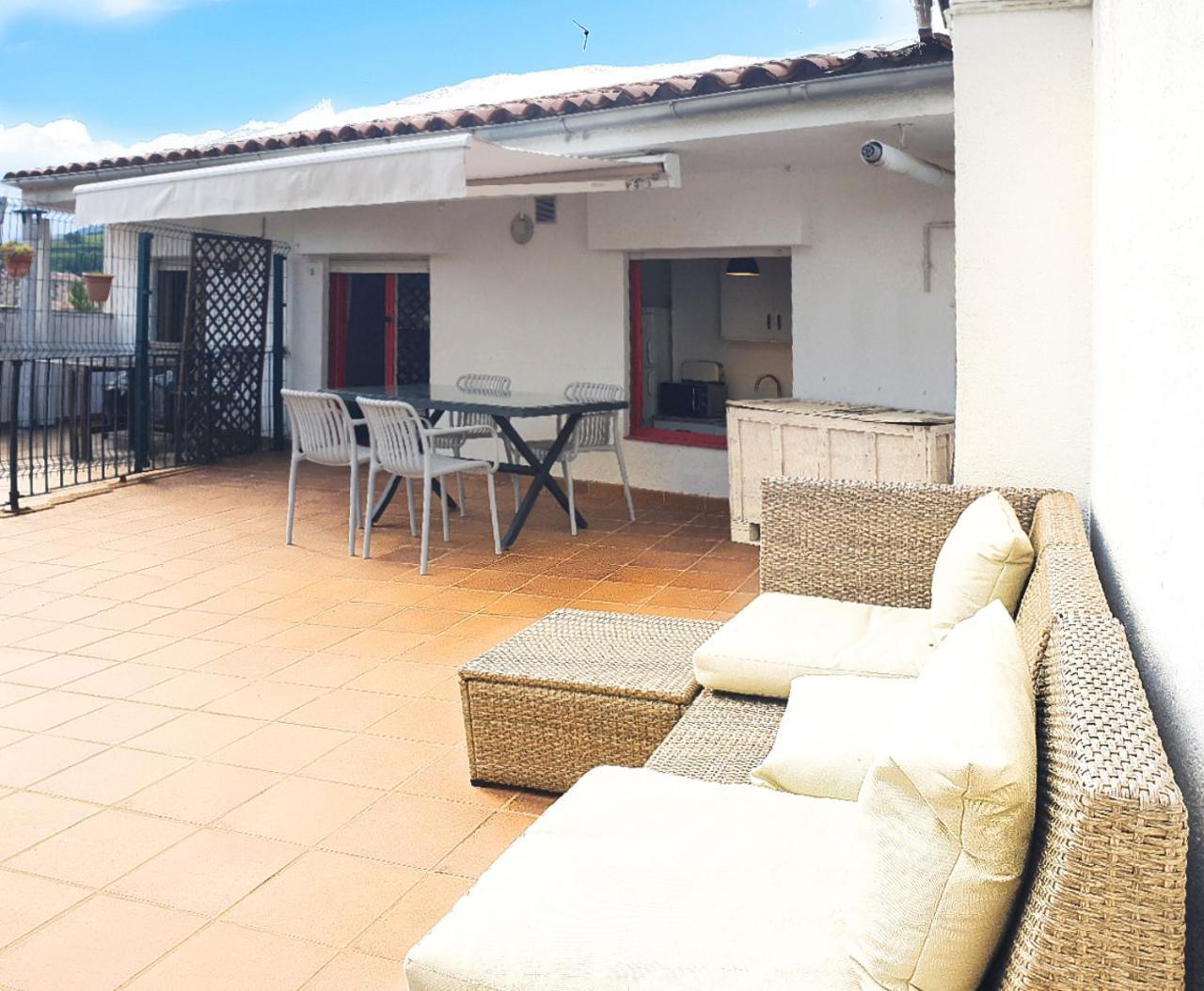 Appartamento Casa Lola - Terraza panorámica en el centro del pueblo Sant Joan de les Abadesses Esterno foto
