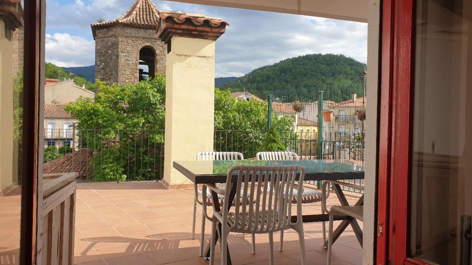 Appartamento Casa Lola - Terraza panorámica en el centro del pueblo Sant Joan de les Abadesses Esterno foto